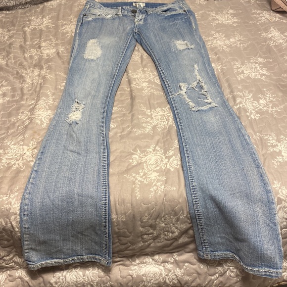 Vintage y2k Ultra low rise Mudd flare jeans in light wash. Size 0 - Picture 3 of 4
